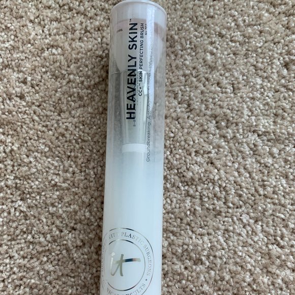 it cosmetics Other - It cosmetics heavenly skin CC skin perfecting brush